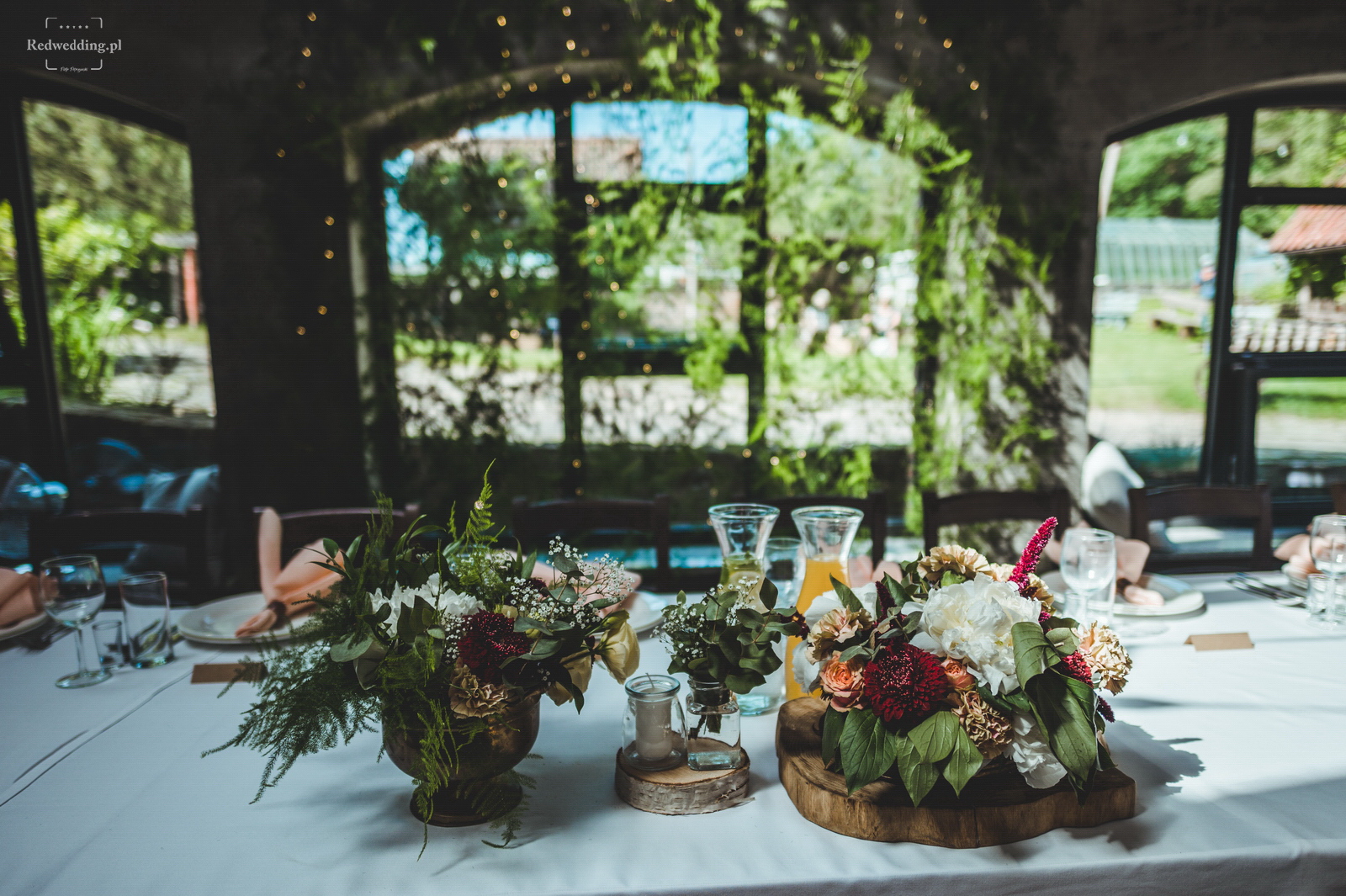 Kwiaty na stole weselnym
