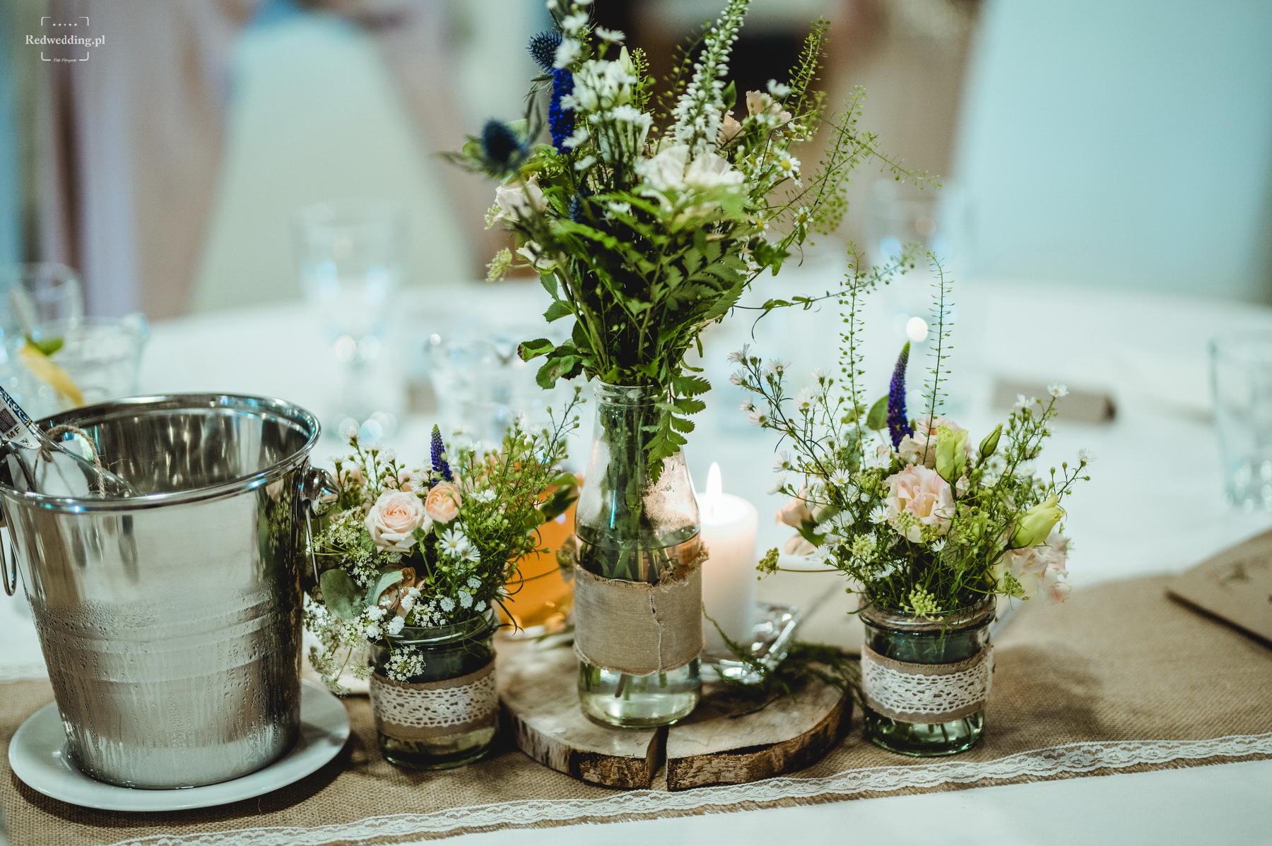 Kwiaty na stołach na sali weselnej