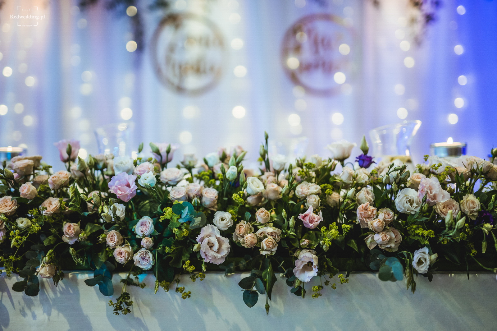 Kwiaty na stołach sali weselnej