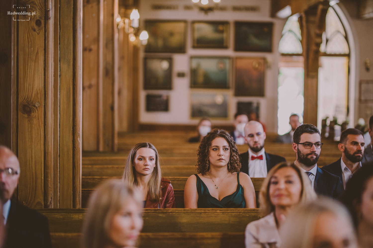 Goście weselni w kościele
