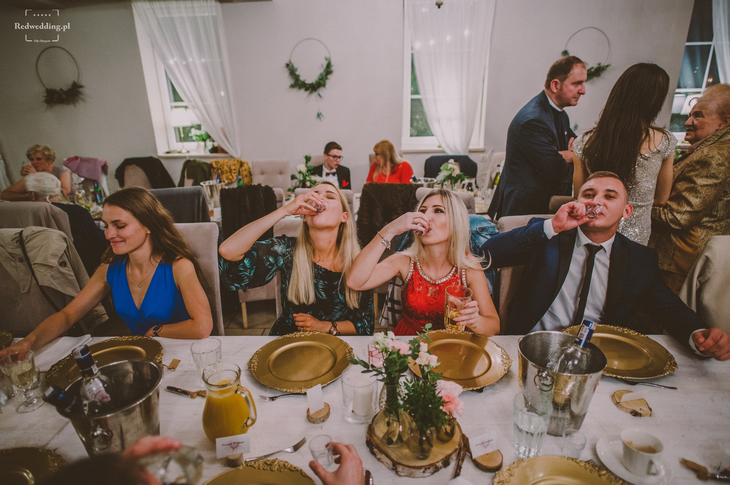 Goście weselni piją